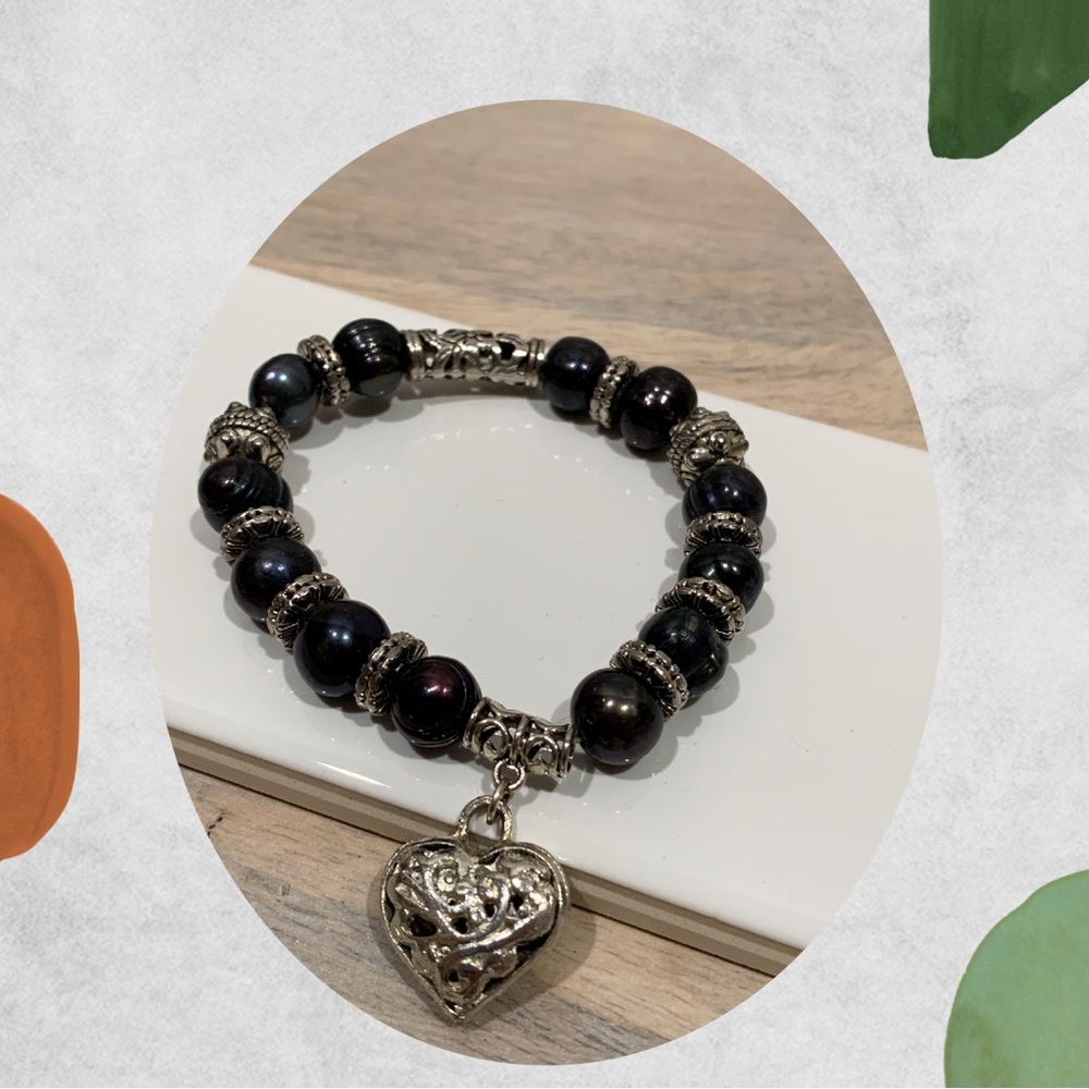 A Black Beaded & Silver Toned Filigree Heart Pendant Stretchable Bracelet